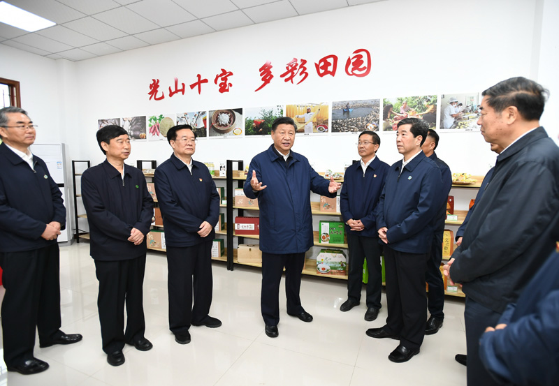 9月16日至18日，中共中央總書記、國家主席、中央軍委主席習近平在河南考察。這是17日上午，習近平在信陽市光山縣文殊鄉(xiāng)東岳村文化接待中心，了解光山縣脫貧工作和中辦在光山縣扶貧工作情況。新華社記者 謝環(huán)馳 攝
