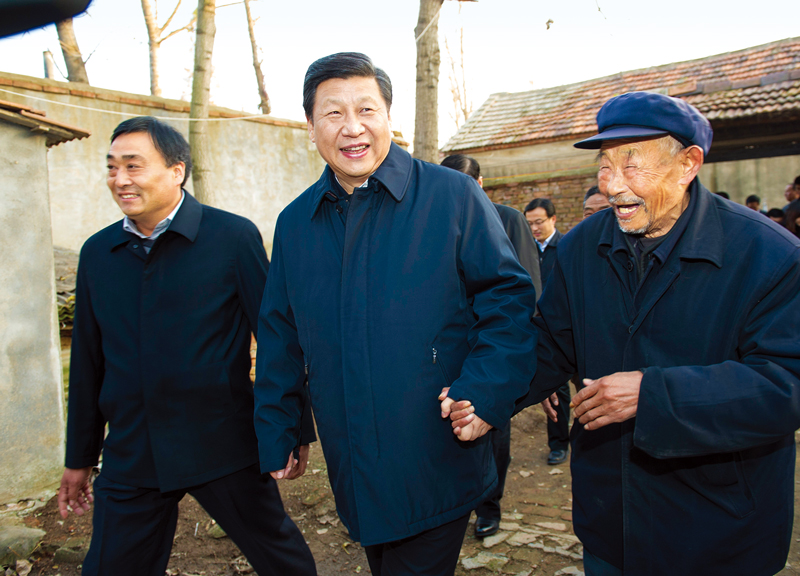 　2013年11月24日至28日，中共中央總書(shū)記、國(guó)家主席、中央軍委主席習(xí)近平在山東考察。 這是25日下午，習(xí)近平在地處沂蒙老區(qū)的臨沭縣曹莊鎮(zhèn)朱村親切地拉著83歲的“老支前”王克昌的手去他家看望。 新華社記者 謝環(huán)馳/攝