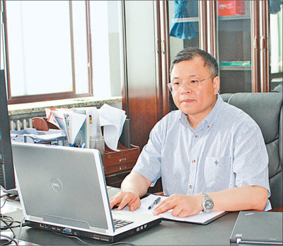 2010年6月1日，黃大年在辦公室內(nèi)工作（資料照片）。